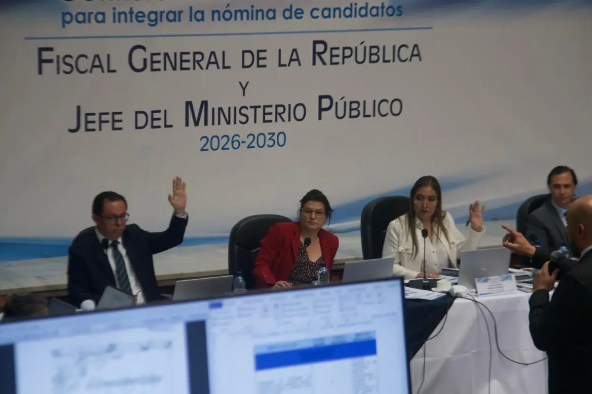 Patricia Gámez, presidenta del Colegio de Abogados, y otros comisionados al momento de votar sobre la calificación de la fiscal general, Consuelo Porras, en la sesión del jueves, 16 de abril. La abogada no respaldó la nota de 92.33 puntos para la jefa, Omar Solís/Emisoras Unidas