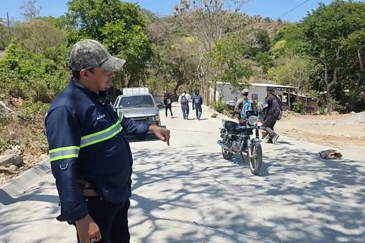El alcalde de Moyuta, Jutiapa, Carlos Marroquín, supervisa la carretera y señala deficiencias en su construcción., Municipalidad de Moyuta