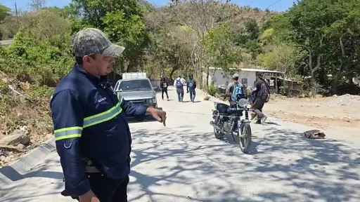 El alcalde de Moyuta, Jutiapa, Carlos Marroquín, supervisa la carretera y señala deficiencias en su construcción. ,Municipalidad de Moyuta