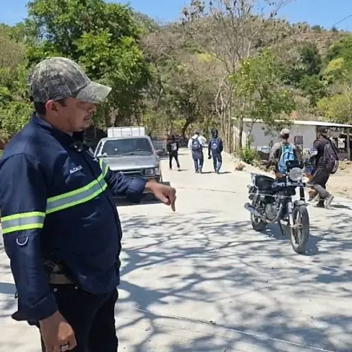 El alcalde de Moyuta, Jutiapa, Carlos Marroquín, supervisa la carretera y señala deficiencias en su construcción. ,Municipalidad de Moyuta