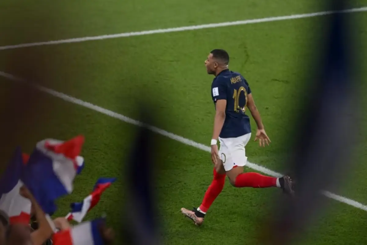 El francés Kylian Mbappé fue el último jugador en ,arcar un hat-trick en los eventos mundiales de la FIFA 