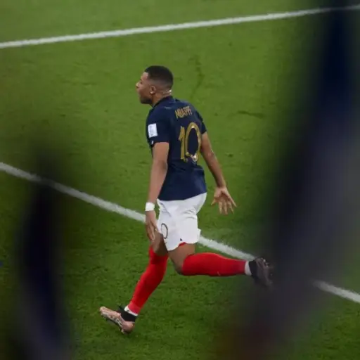 El francés Kylian Mbappé fue el último jugador en ,arcar un hat-trick en los eventos mundiales de la FIFA 