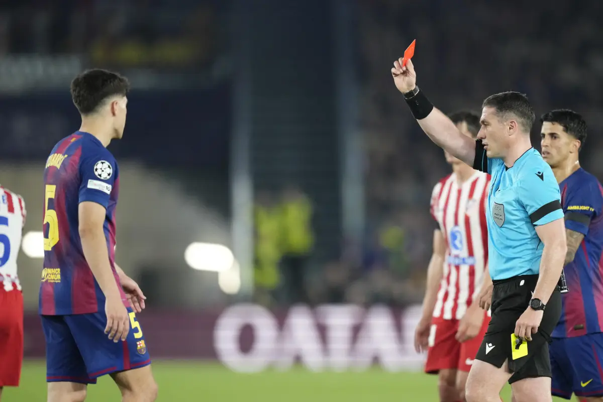 La UEFA ha rechazado la queja formal presentada por el FC Barcelona tras el polémico arbitraje del rumano István Kovács - EFE