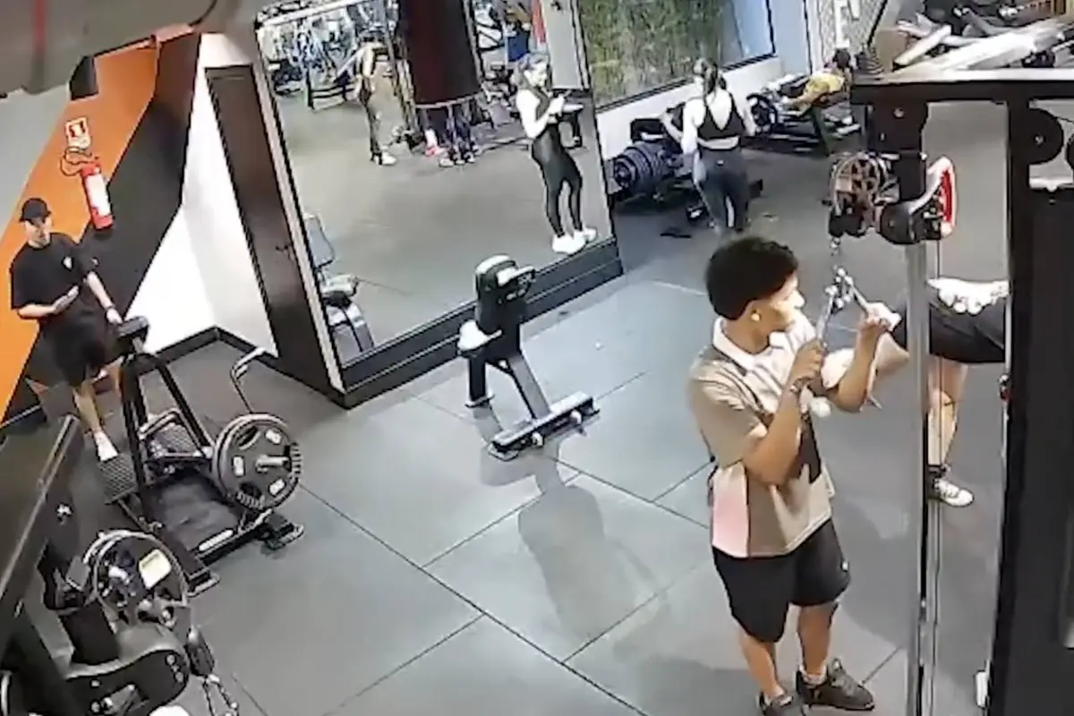 Video viral muestra brutal accidente de joven en gimnasio., Captura de pantalla video de X.