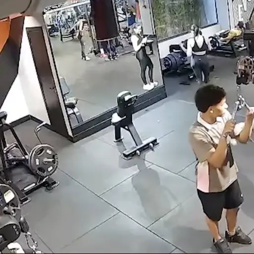 Video viral muestra brutal accidente de joven en gimnasio. ,Captura de pantalla video de X.