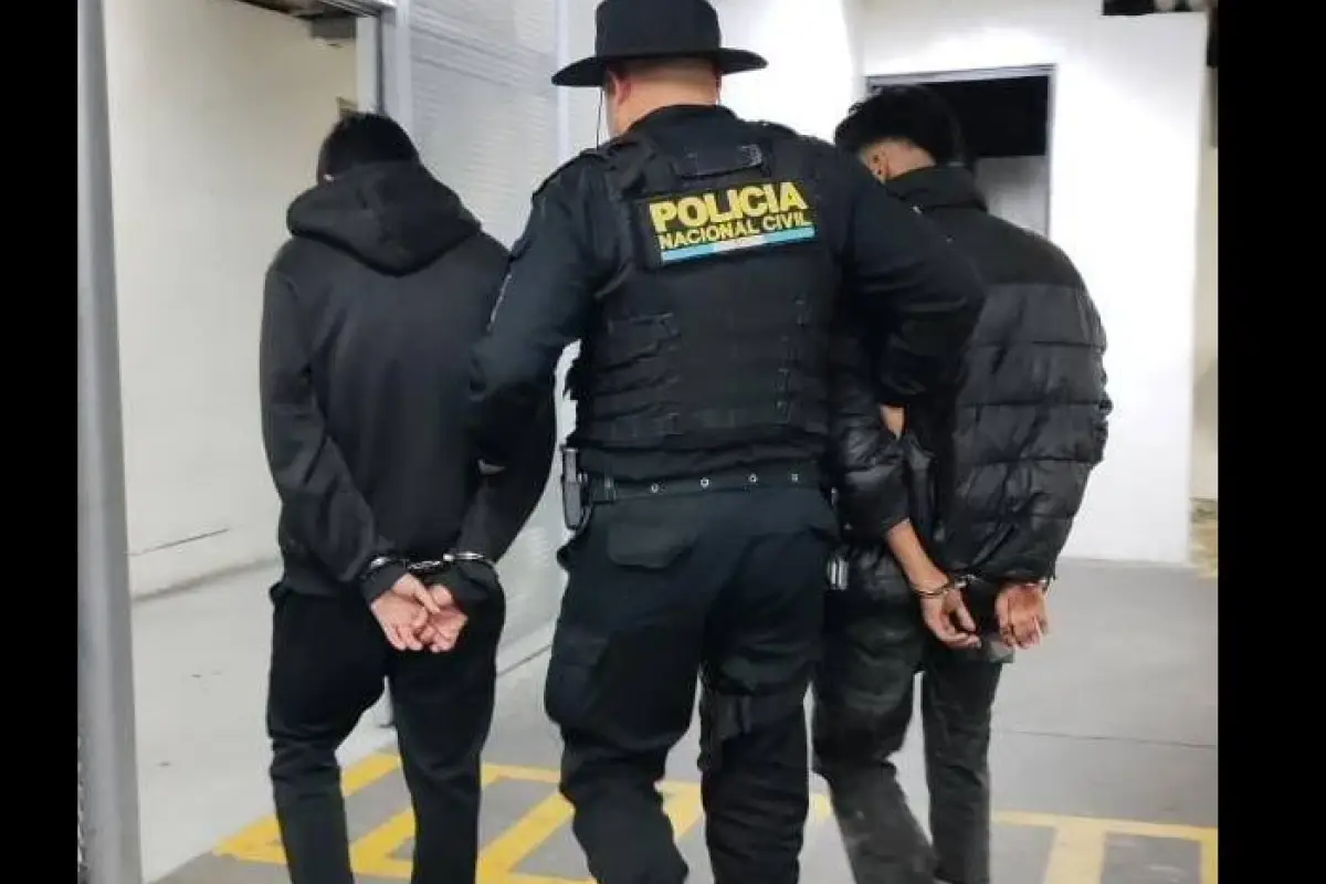 Ambos detenidos fueron puestos a disposición de los tribunales correspondientes., PNC