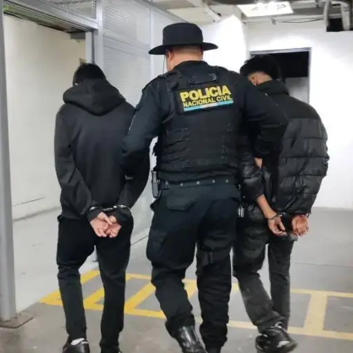 Ambos detenidos fueron puestos a disposición de los tribunales correspondientes. ,PNC