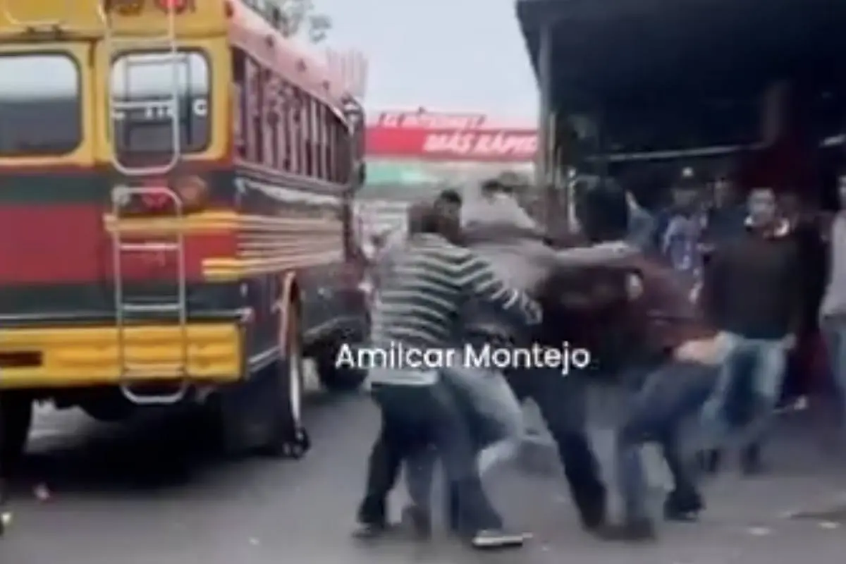 Pilotos y ayudantes se van a los golpes., Captura de pantalla video de X.