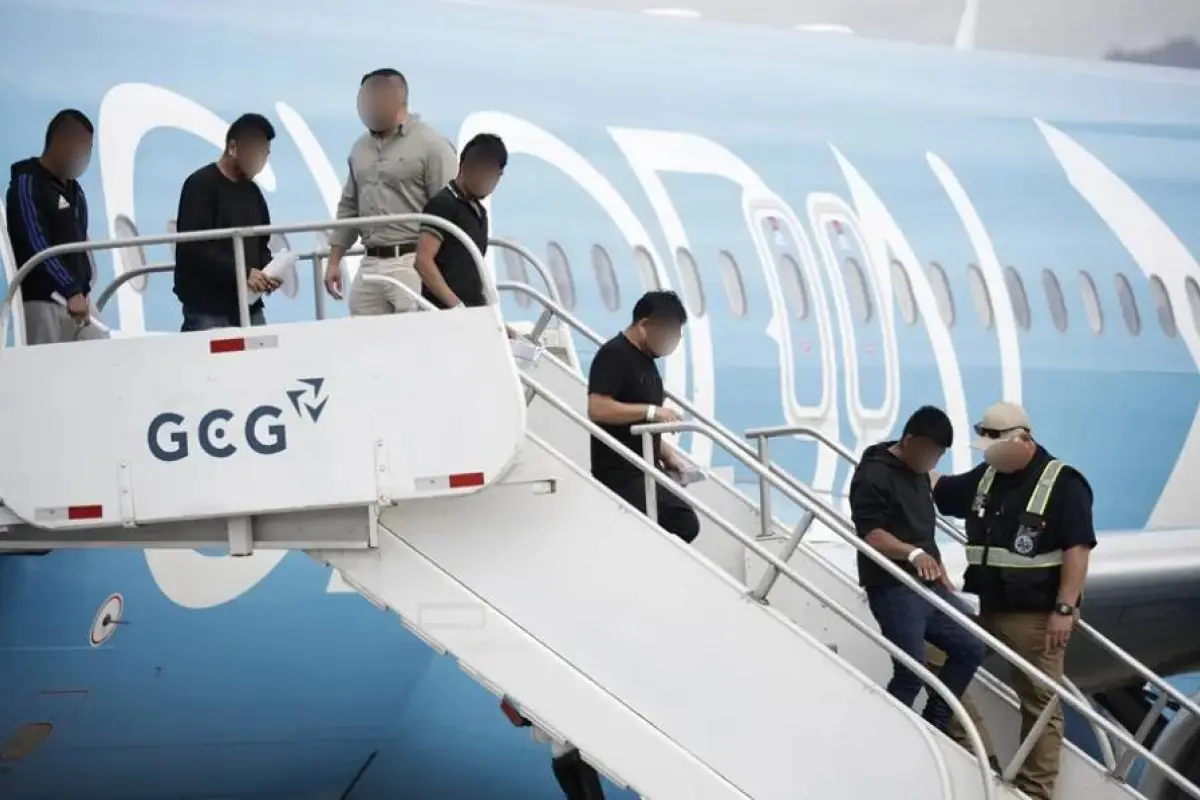 Fotografía de migrantes de distintas nacionalidades, procedentes de Estados Unidos, descienden de un avión en el Aeropuerto Internacional Juan Santamaría, en San José (Costa Rica) el 12 de abril de 2026., EFE
