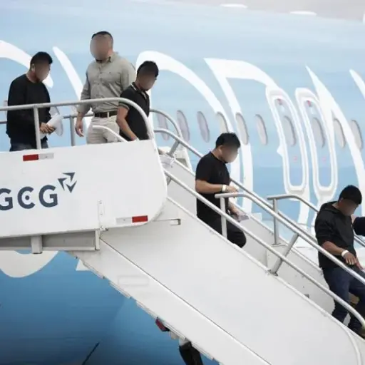 Fotografía de migrantes de distintas nacionalidades, procedentes de Estados Unidos, descienden de un avión en el Aeropuerto Internacional Juan Santamaría, en San José (Costa Rica) el 12 de abril de 2026. ,EFE
