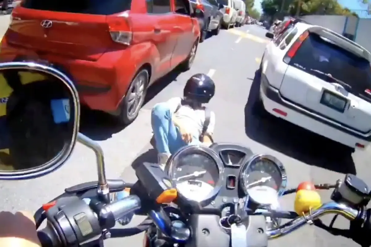 Motorista sufre aparatosa caída tras circular a alta velocidad entre carriles en zona 21., Captura de pantalla video de X.