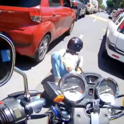 Motorista sufre aparatosa caída tras circular a alta velocidad entre carriles en zona 21. ,Captura de pantalla video de X.