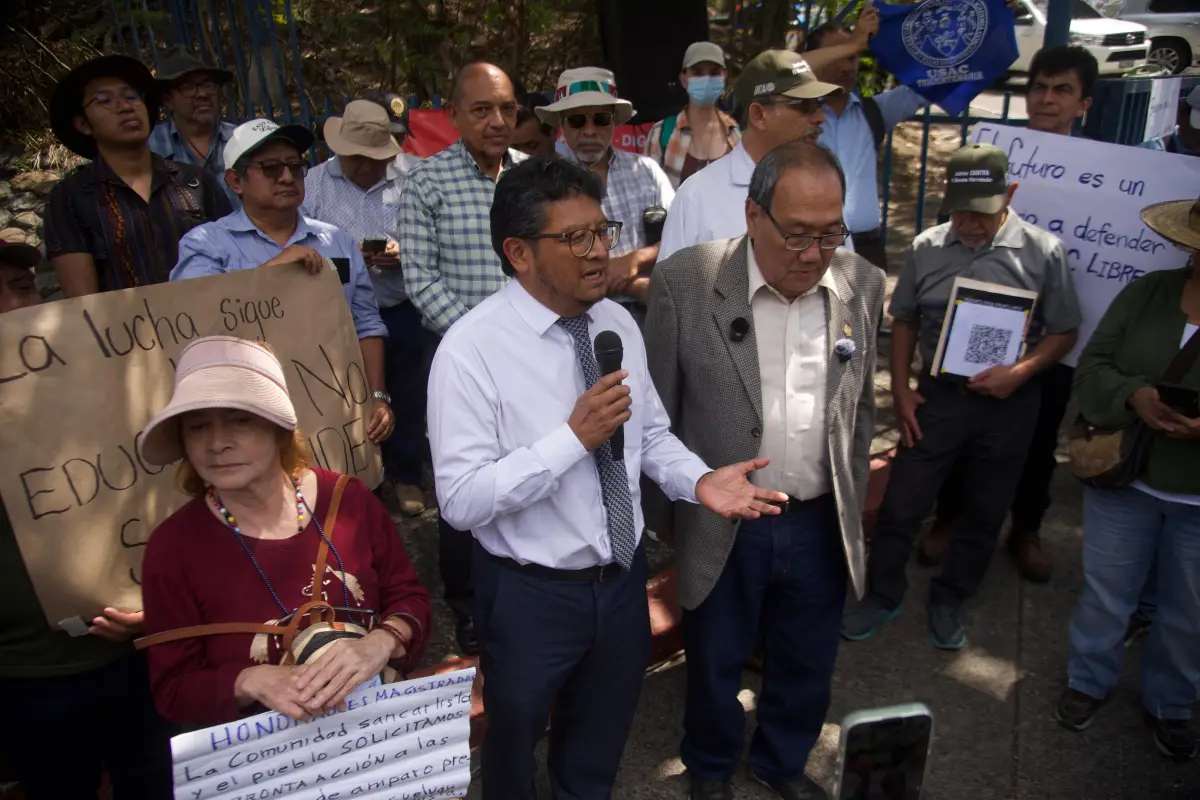 Protestas en las afueras del Teatro Nacional, donde se lleva a cabo la toma de posesión de magistrados de la Corte de Constitucionalidad. Los ciudadanos exigen resolver acciones acerca de la Usac., Omar Solís/Emisoras Unidas