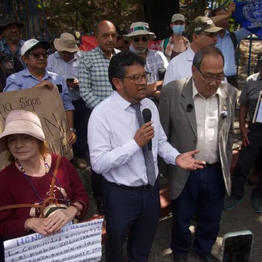 Protestas en las afueras del Teatro Nacional, donde se lleva a cabo la toma de posesión de magistrados de la Corte de Constitucionalidad. Los ciudadanos exigen resolver acciones acerca de la Usac. ,Omar Solís/Emisoras Unidas