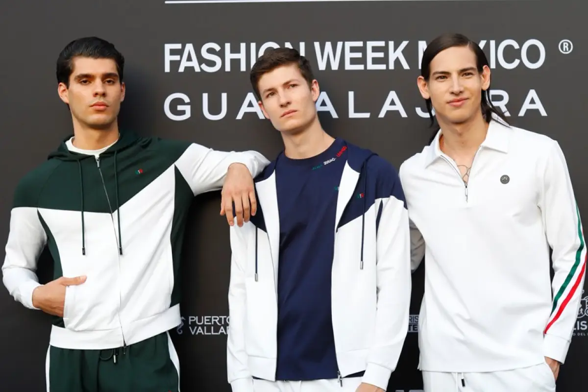 Modelos posan con el traje oficial de la Selección de México confeccionado por la marca Calderoni