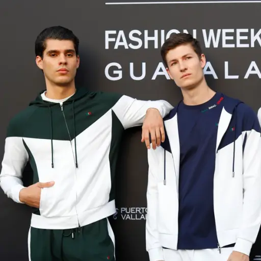 Modelos posan con el traje oficial de la Selección de México confeccionado por la marca Calderoni