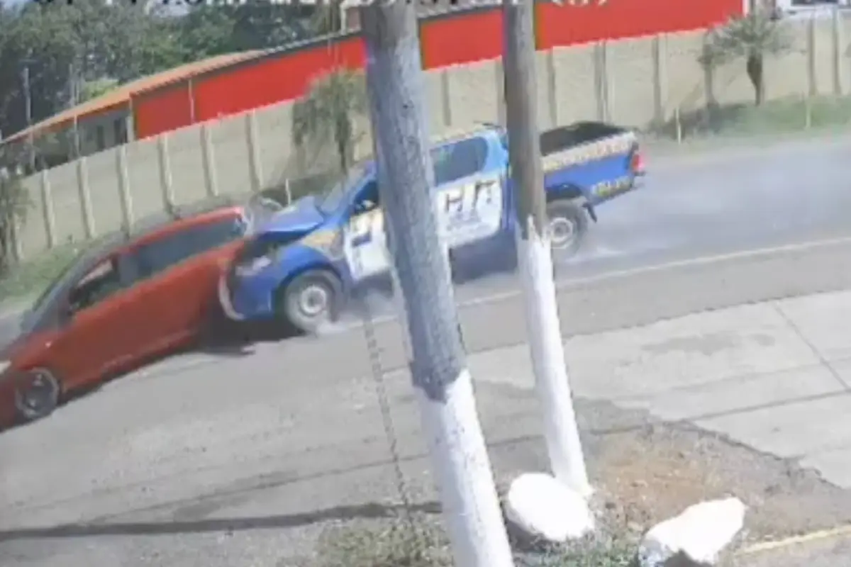 Brutal choque entre patrulla de la PNC y vehículo particular., Captura de pantalla video de X.