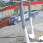 Impactantes videos captan violento choque entre patrulla de la PNC y vehículo en la ruta CA-2t