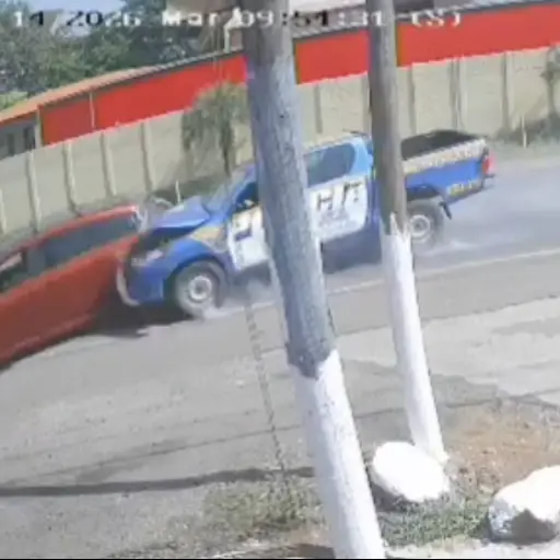 Brutal choque entre patrulla de la PNC y vehículo particular. ,Captura de pantalla video de X.