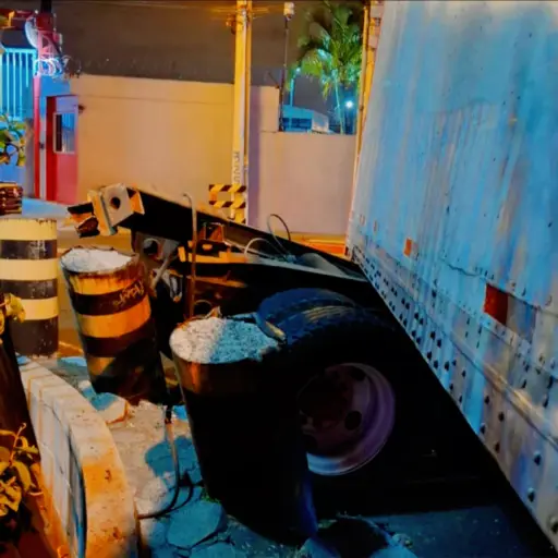 Área del accidente en calzada Aguilar Batres. ,PMT capitalina/Montejo