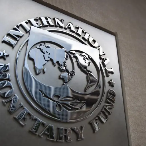 Imagen del logotipo del Fondo Monetario Internacional (FMI), colocado en la entrada de un edificio de la sede, el edificio HQ2, hoy miércoles 18 de mayo de 2011 en Washington DC, Estados Unidos , EFE/JIM LO SCALZO