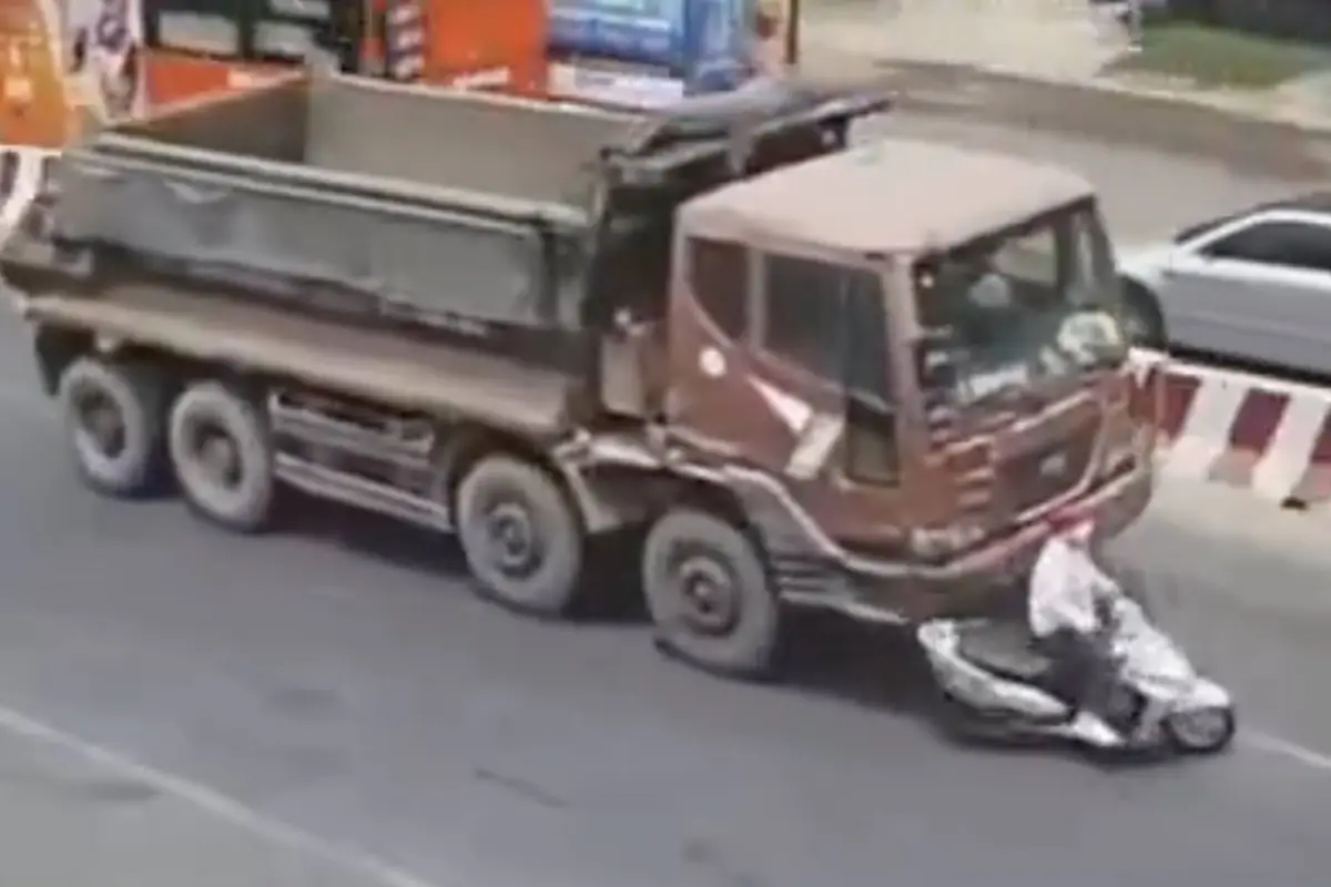 Video de motociclista arrollado por camión en Vietnam genera conmoción., Captura de pantalla video de X.