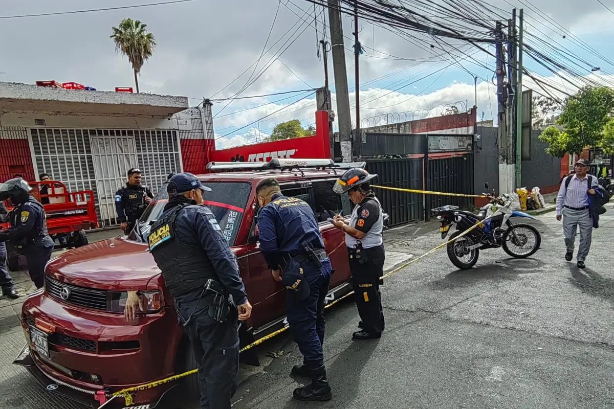 Área donde fueron atacadas las personas que viajaban en un taxi en zona 7 de Mixco, Guatemala., Bomberos Voluntarios