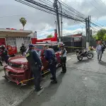 Área donde fueron atacadas las personas que viajaban en un taxi en zona 7 de Mixco, Guatemala. ,Bomberos Voluntarios