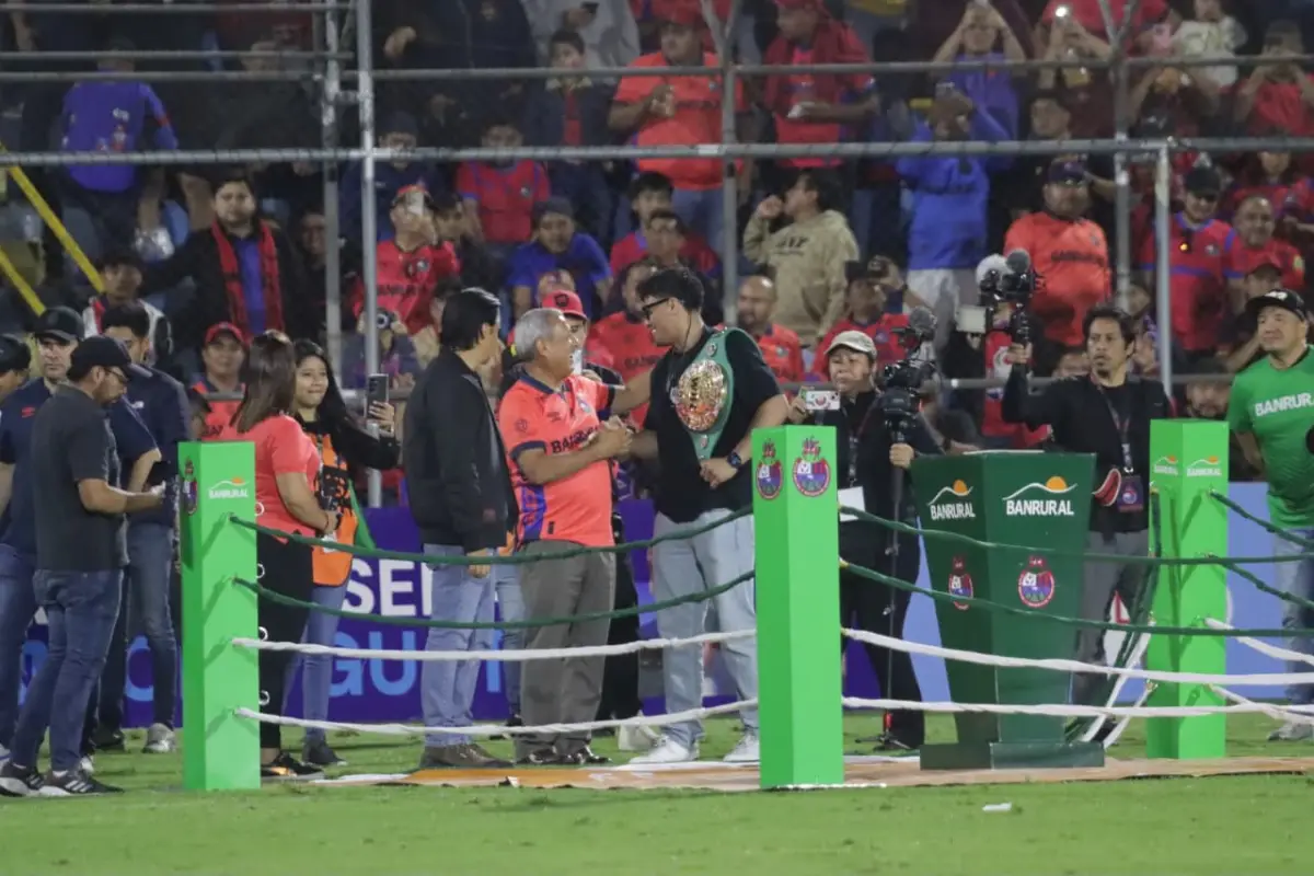 Lester Martínez recibió un homenaje en el estadio El Trébol 