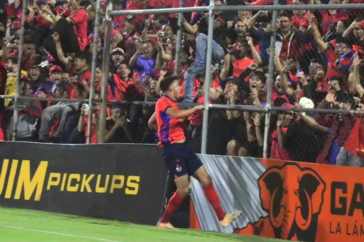 José Carlos Martínez celebrando gol ante Comunicaciones en El Trébol 