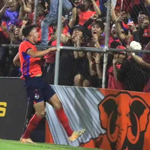 José Carlos Martínez celebrando gol ante Comunicaciones en El Trébol 