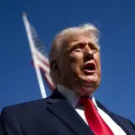 Trump dice que bloqueará el estrecho de Ormuzt