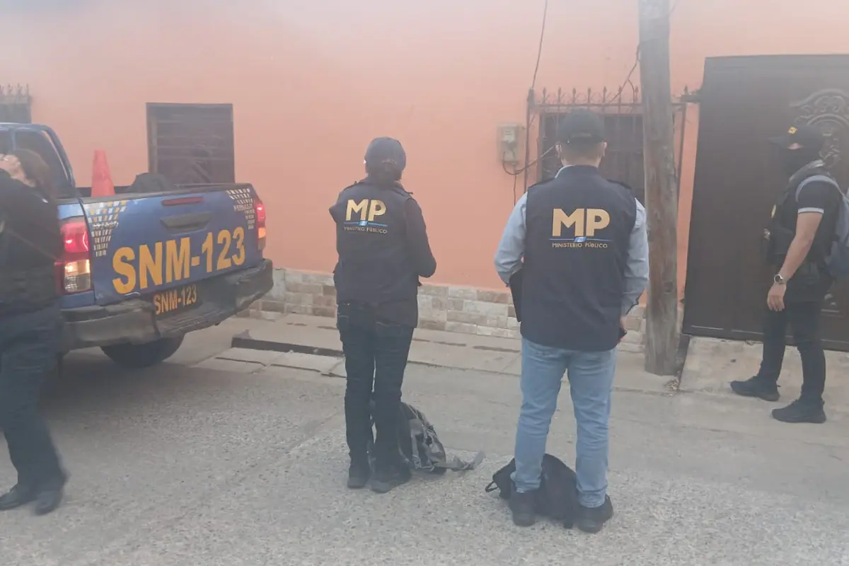 Los agentes fiscales llegaron a varias viviendas de Zacapa, para dar con el paradero de la desaparecida., Ministerio Público.