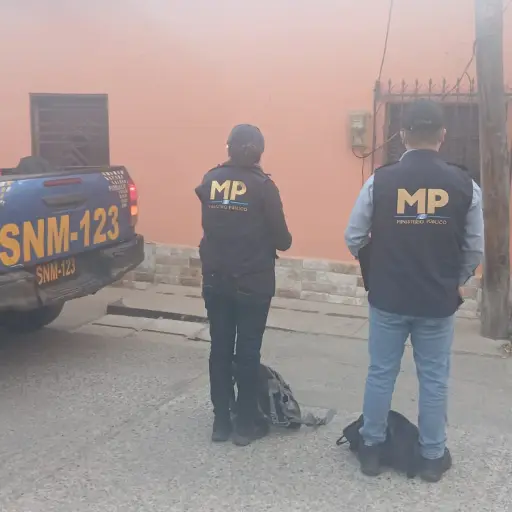 Los agentes fiscales llegaron a varias viviendas de Zacapa, para dar con el paradero de la desaparecida. ,Ministerio Público.