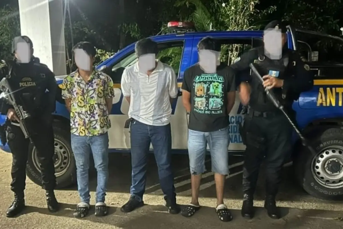 En San Lorenzo, Suchitepéquez, fueron detenidos tres jóvenes por la portación de sustancias ilícitas y celulares con reporte de robo., PNC de Guatemala.