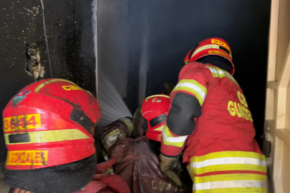 Los rescatistas evitaron que las llamas consumieran el segundo nivel de la residencia., Bomberos Municipales. 