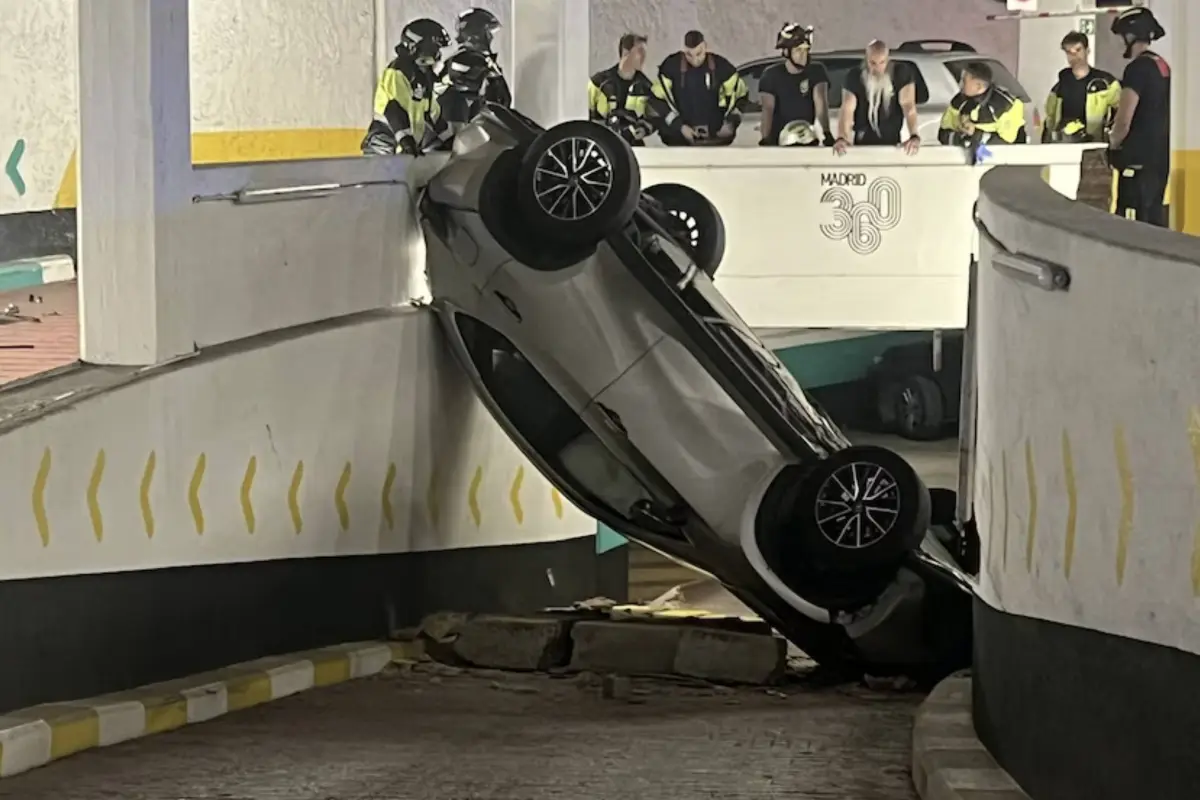 Así terminó vehículo tras accidente en una de las plazas más concurridas de Madrid. , Redes sociales.