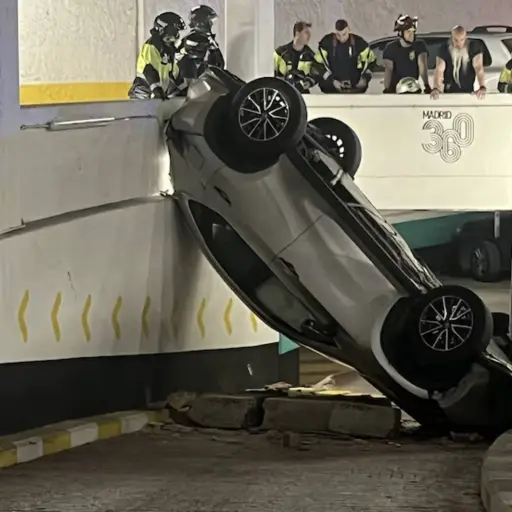 Así terminó vehículo tras accidente en una de las plazas más concurridas de Madrid.  ,Redes sociales.