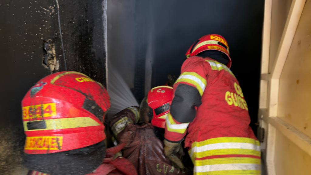 Bomberos Municipales combaten incendio forestal en zona 17 | Bomberos Municipales