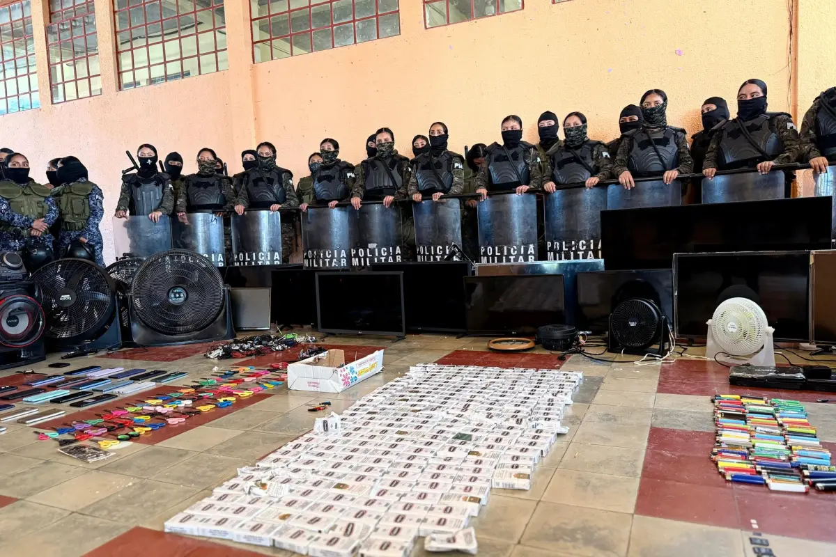 Las autoridades embalaron los ilícitos localizados dentro del penal de mujeres., Ejército de Guatemala.