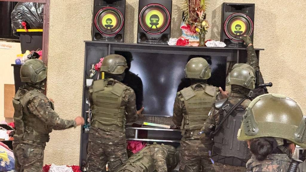 Requisa en el COF culmina con el hallazgo de varios ilícitos | Ejército de Guatemala