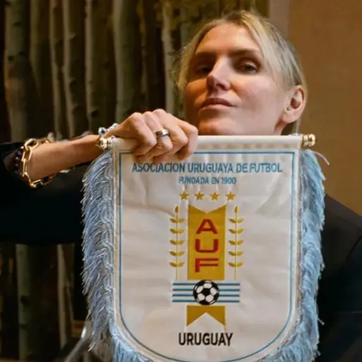 La creadora de moda uruguaya, Gabriela Hearst diseñará los trajes que los jugadores de la Celeste vestirán en el Mundial de 2026