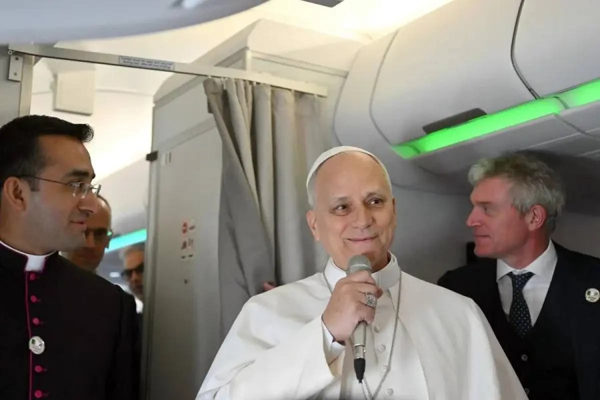 El Papa León XIV habla con periodistas a bordo del avión que le ha llevado a Argelia este 13 de abril. , Foto EFE