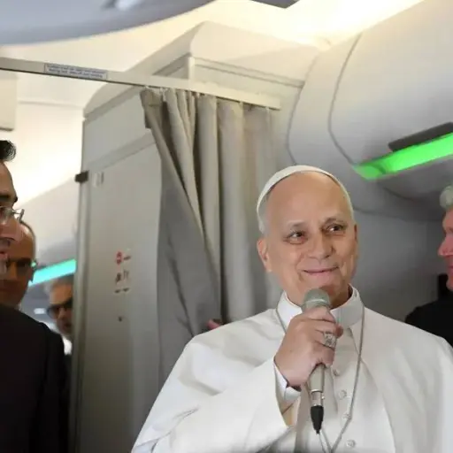 El Papa León XIV habla con periodistas a bordo del avión que le ha llevado a Argelia este 13 de abril.  ,Foto EFE