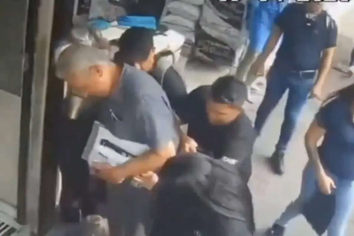 El “cosquilleo” es una modalidad en la que los delincuentes actúan en grupo., Captura de pantalla video de X.