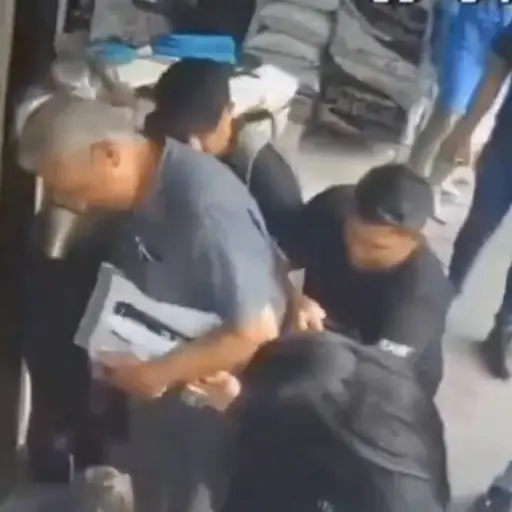 El cosquilleo es una modalidad en la que los delincuentes actúan en grupo. ,Captura de pantalla video de X.