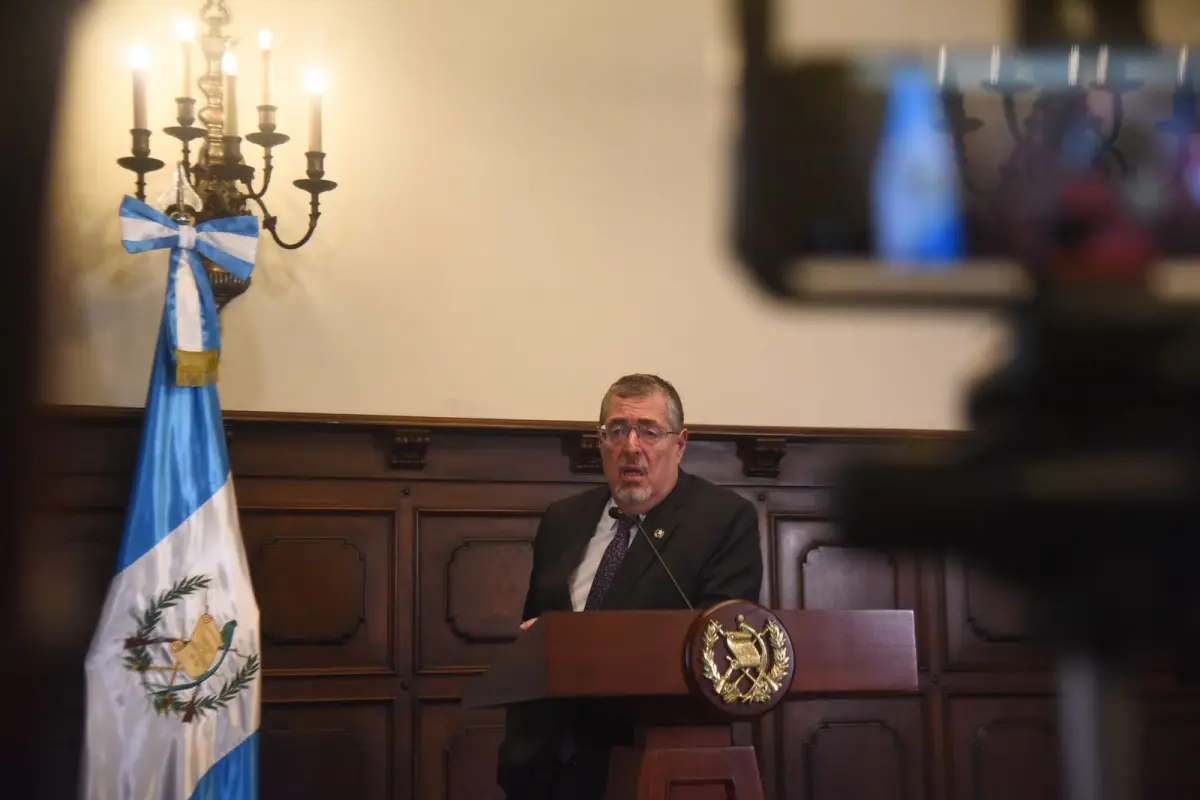 El presidente Bernardo Arévalo durante la conferencia de prensa "La Ronda", el lunes 13 de abril de 2026., Omar Solís/Emisoras Unidas