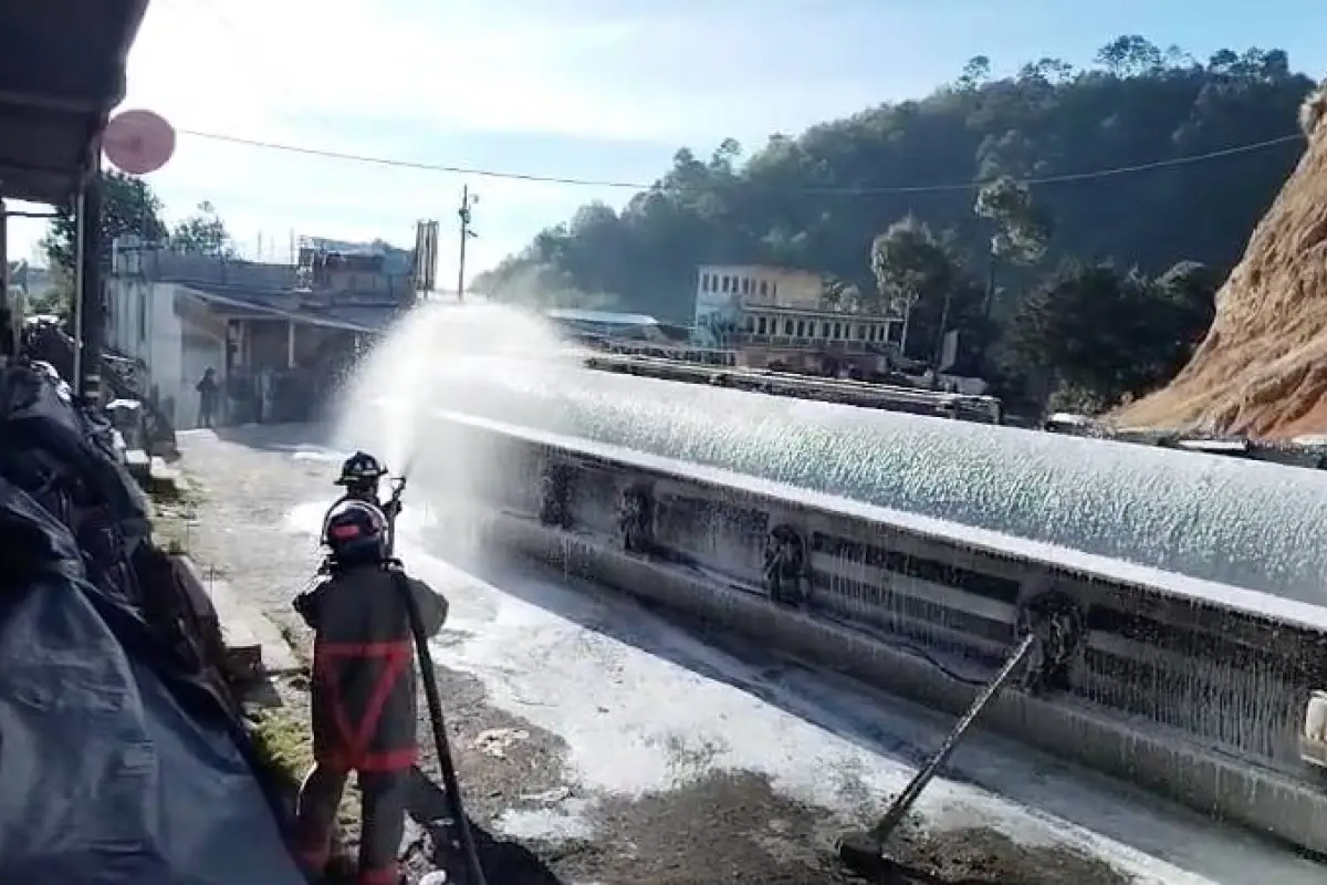 Cuerpos de socorro trabajan en el área del accidente en Km. 125 de ruta Interamericana tras confirmarse derrame de combustible., Bomberos Municipales Departamentales