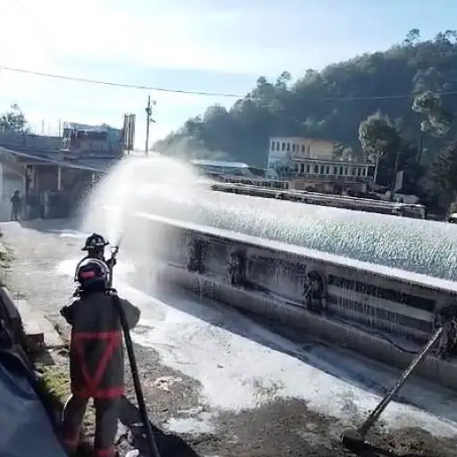 Cuerpos de socorro trabajan en el área del accidente en Km. 125 de ruta Interamericana tras confirmarse derrame de combustible. ,Bomberos Municipales Departamentales