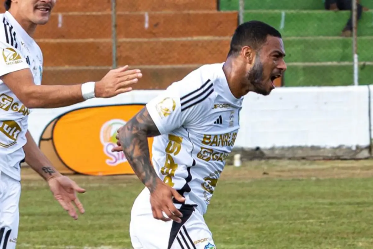Marco Domínguez celebra un gol ante el Deportivo Achuapa - Comunicaciones FC